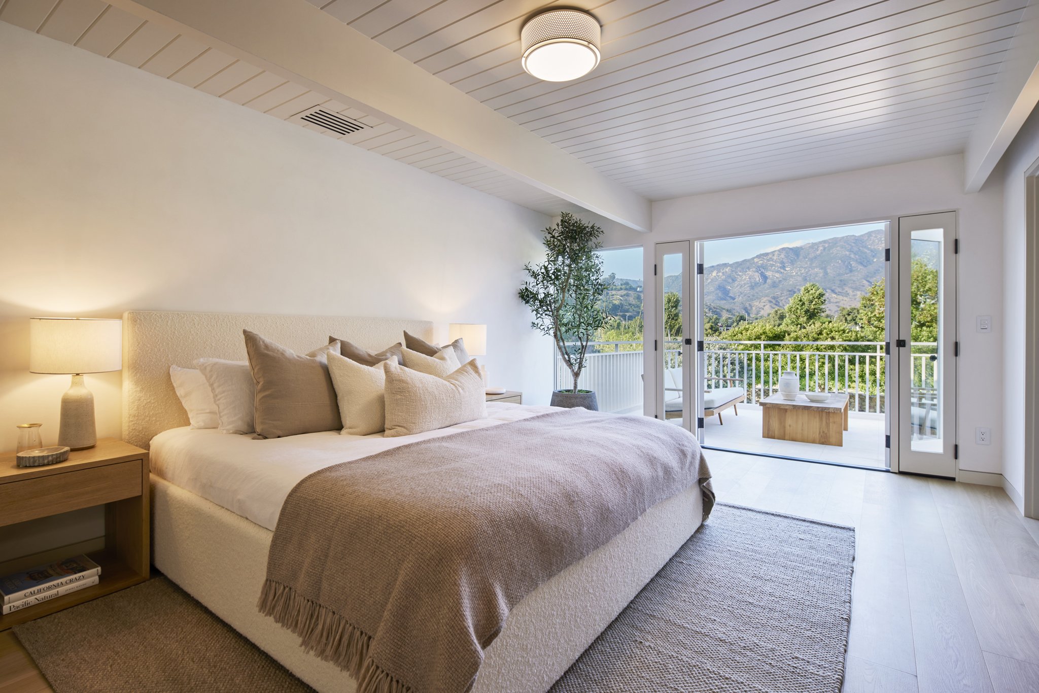 20240924_23515_MALIBU_COLONY_RD_81A_STEVEN_LIPPMAN_BEDROOM.jpg
