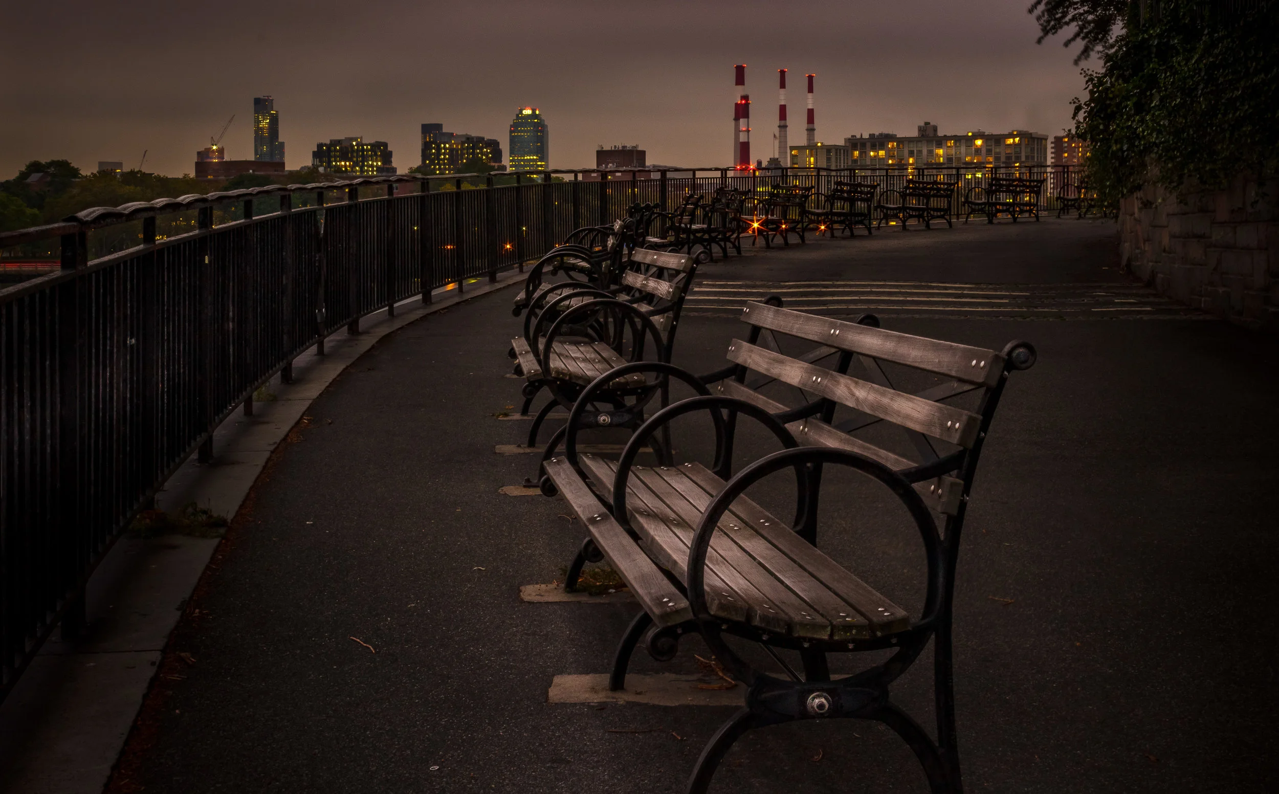 There are no iconic landmarks or majestic landscapes in this shot, but I personally love it. I remember discovering this park in my neighborhood. The weather was gloomy and the sky was getting dark. In a fleeting city like New York, this park had an unusual calmness to it. That feeling was what I wanted to communicate in this photo. (Location: Carl Schurz Park, Upper East Side)