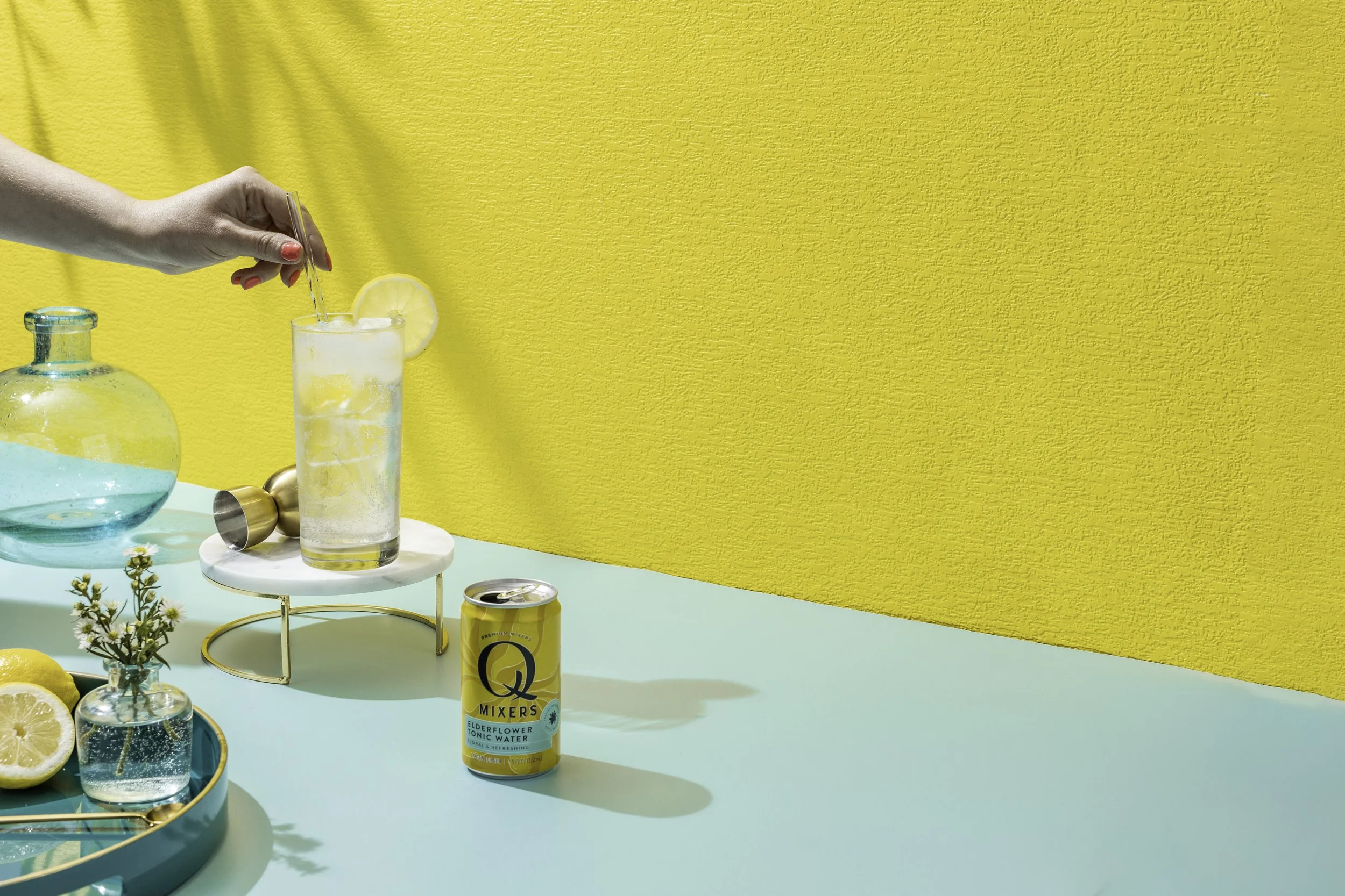 QMixers_Elderflower-TonicWater-Action2.jpg