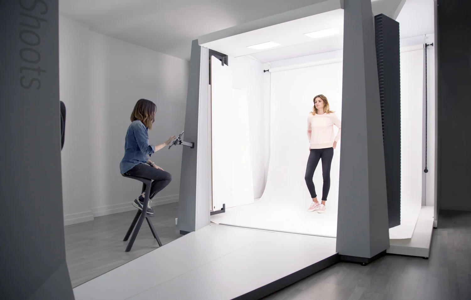 Die Maschine StyleShoots Live ist ein kompaktes Studio, das sowohl Standbilder als auch Videos mit einer Canon EOS 5D Mark III-Kamera (in Kürze mit einer Canon EOS R ) mit einem Canon EF 24-105 mm 1:4L IS USM-Objektiv aufnehmen kann. Die Software bietet sogar anpassbare Voreinstellungen zum Konfigurieren von Kameraposition, Neigung und Zoom für eine schnelle Einrichtung und konsistente Ergebnisse. © StyleShoots BV