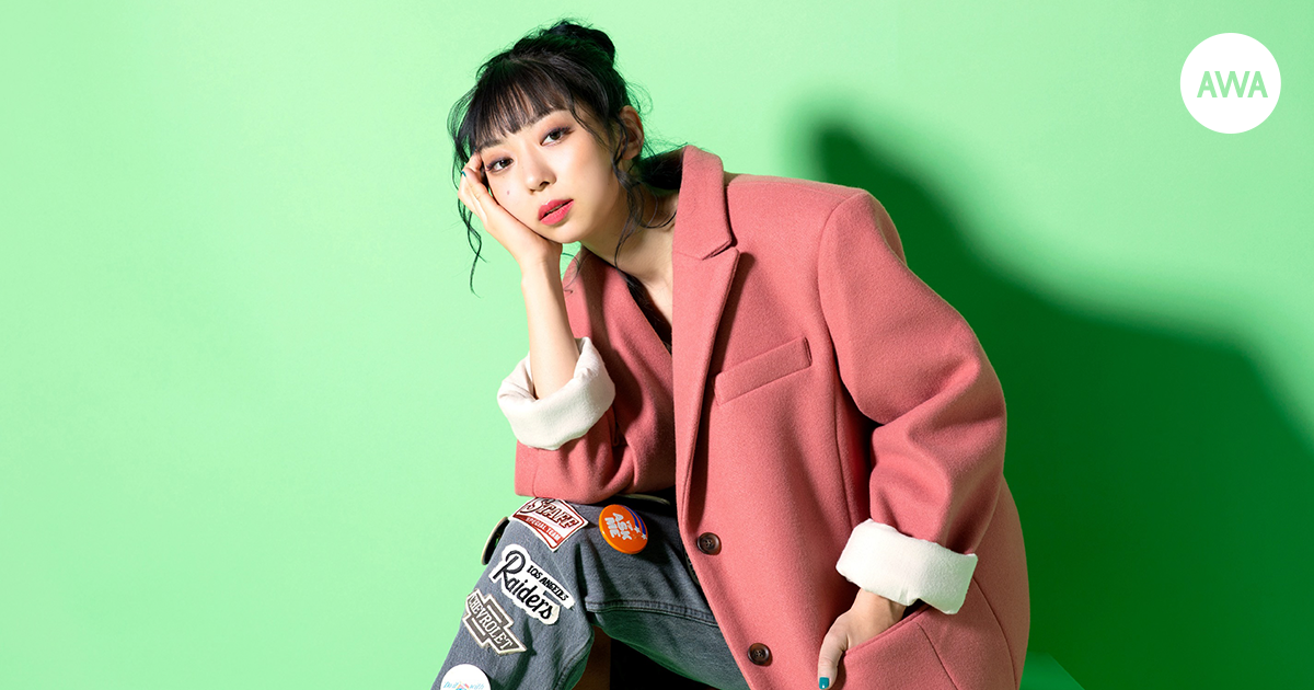 大学生シンガー・ソングライターの竹内アンナが “春に聴きたくなる曲”をテーマにしたプレイリストを公開!さらに、サイン入りポスターが当たるプレゼントキャンペーンも開催