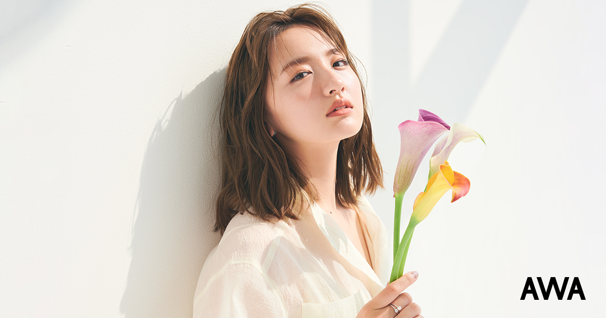 類まれな歌唱力で有名ミュージカル作品にも多数出演する鈴木瑛美子が“一人で強く戦う人たちへ”をテーマにしたプレイリストを「AWA」で公開
