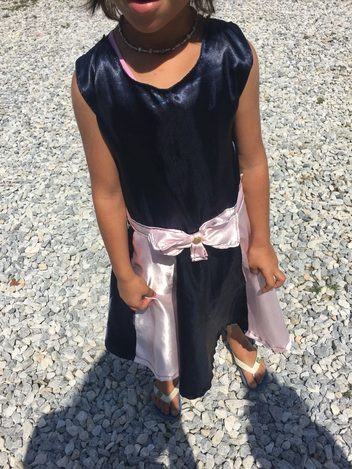  Such a lovely way to turn discarded or unwanted material into a dress. 