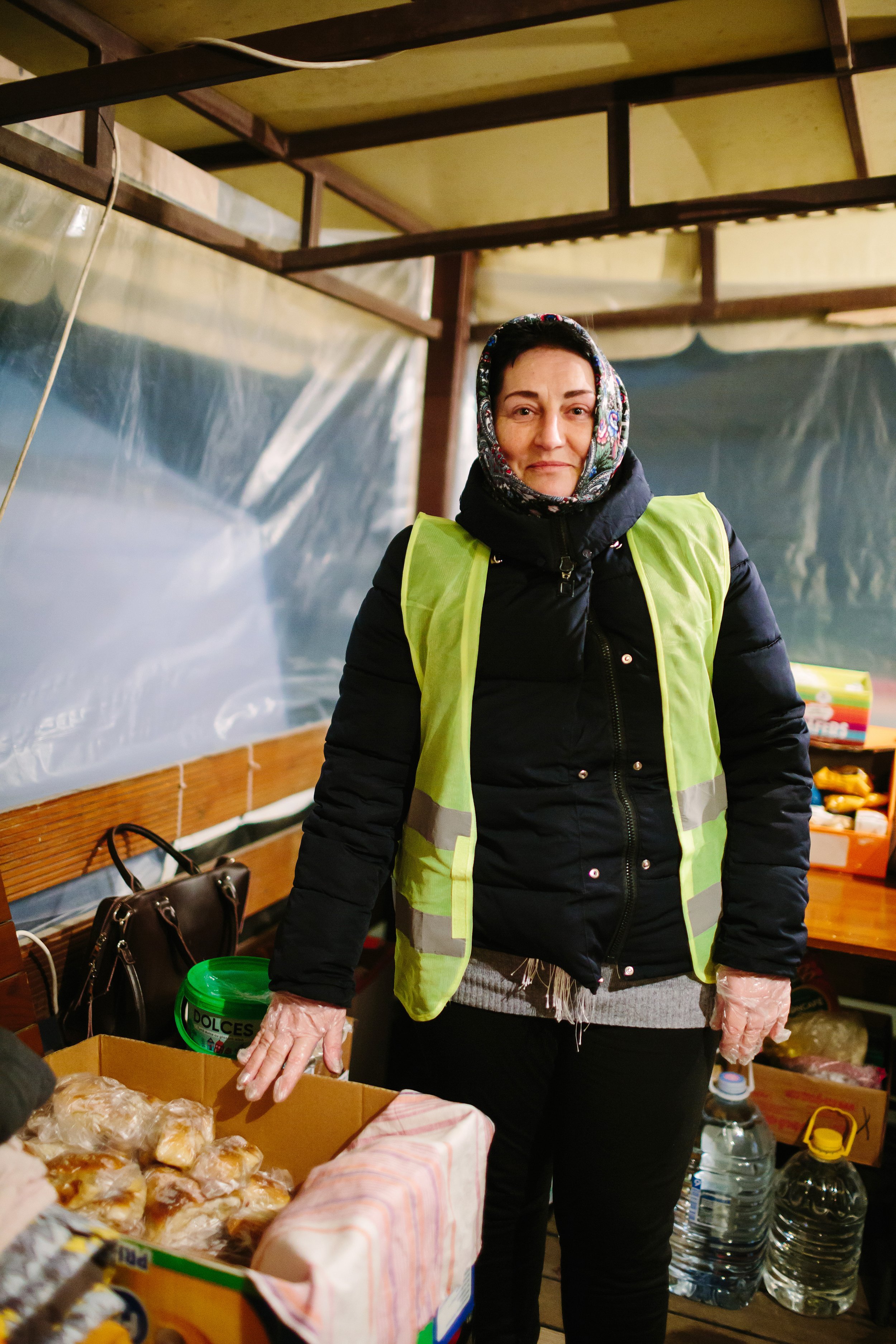  A local volunteer serves her homemade soups and breads to Ukrainian refugees crossing from Moldova to Romania. 
