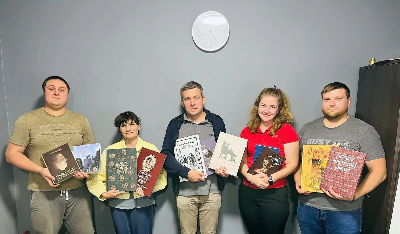  Liza, second from right, collected several Ukrainian books to send to the LHI Refugee Center in Serres, Greece, so that incoming Ukrainian refugee families may feel more at home. 