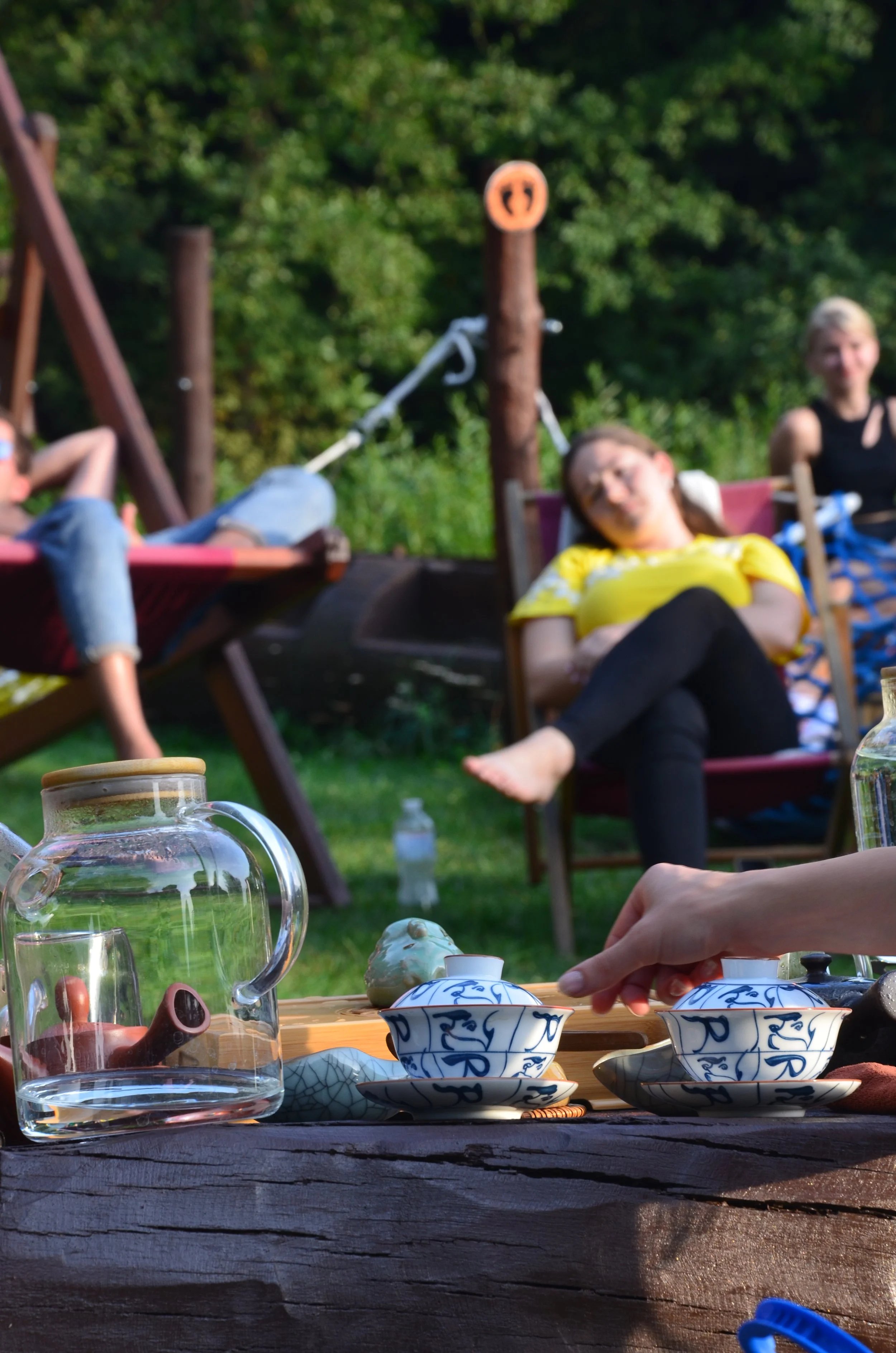  Relaxing and enjoying a tea ceremony. 