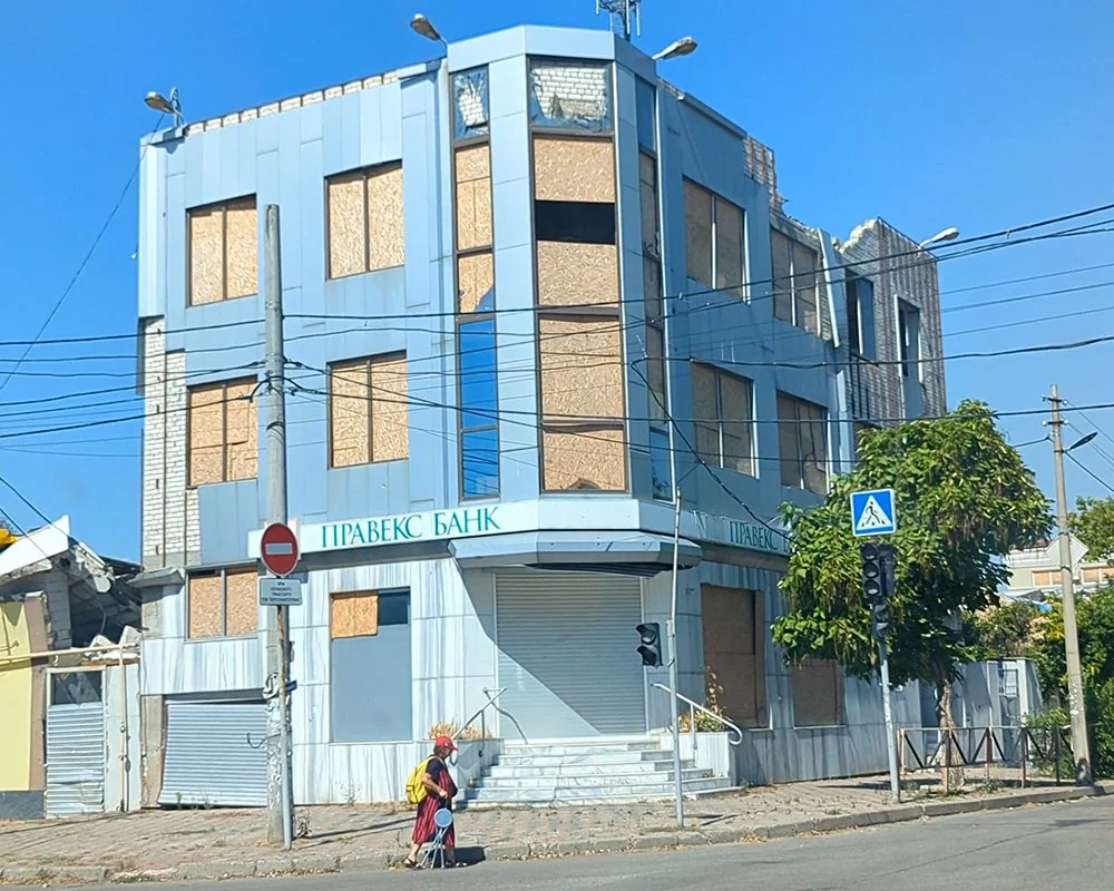  Kherson’s people navigate streets full of ruined buildings. 