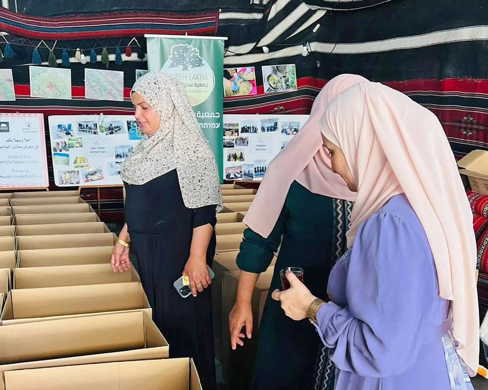  Sidreh volunteers organizing aid and donations. 