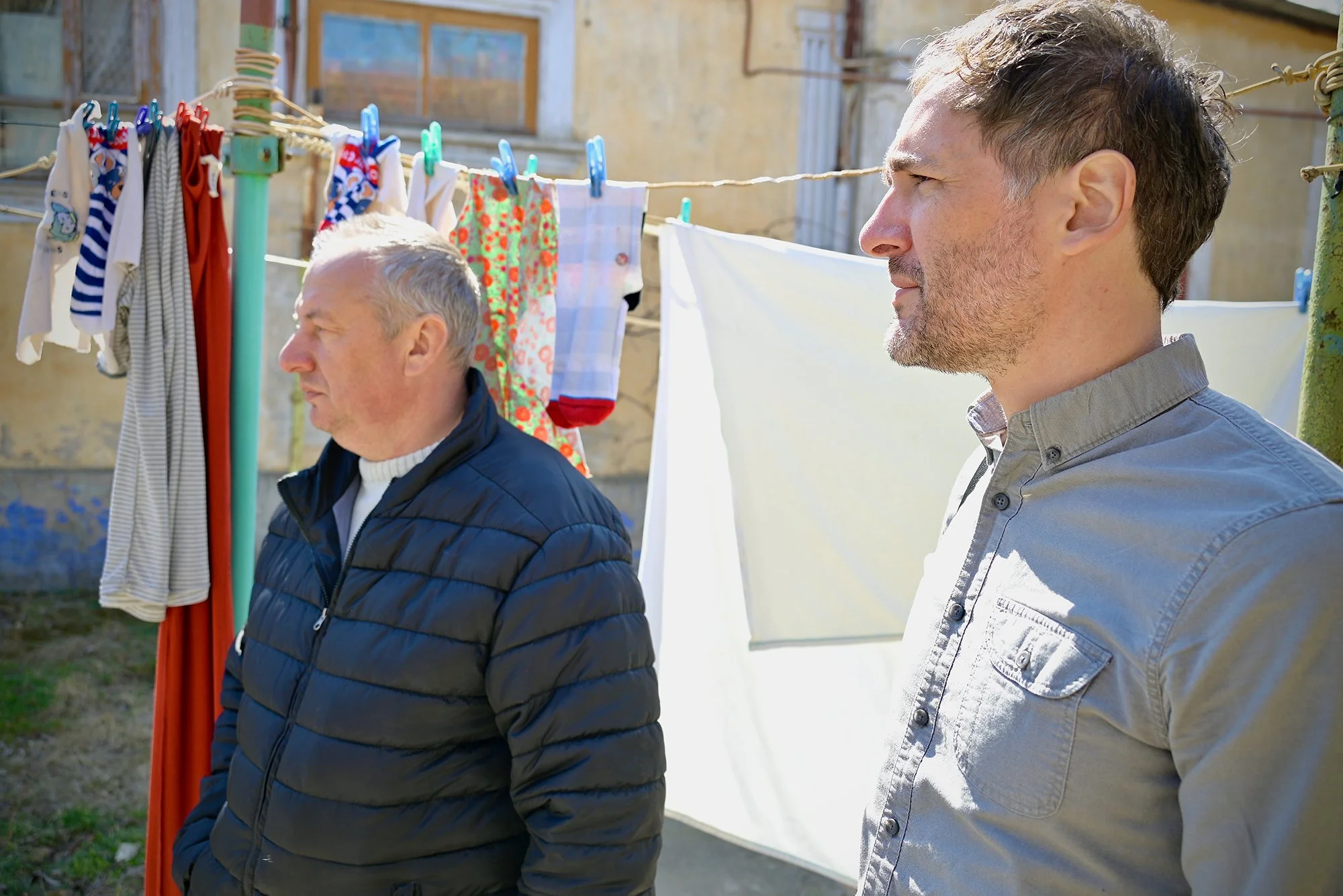  Jaron Malyon (R) and Yevgeni (L) talk with a Ukrainian woman in the host home’s courtyard. 