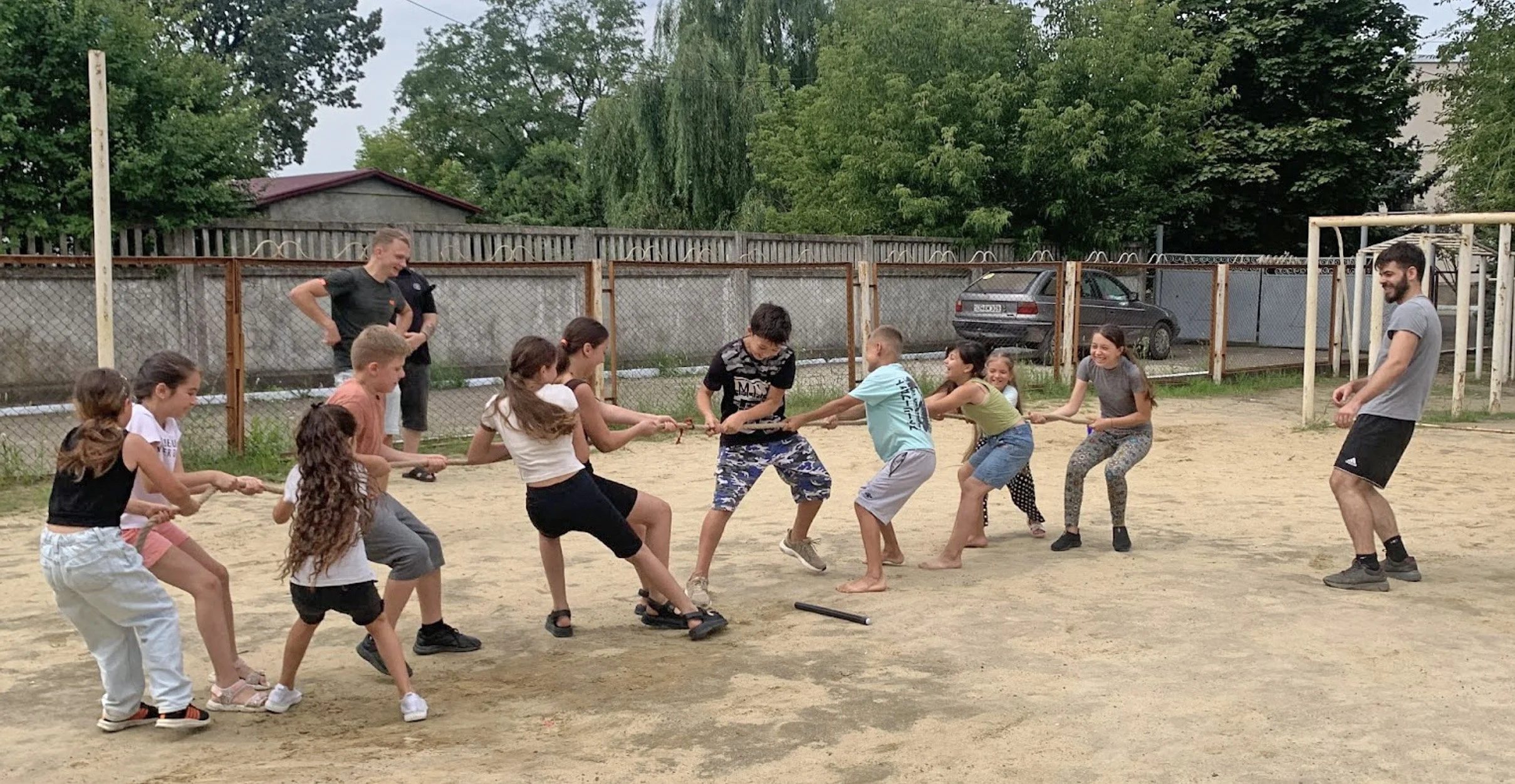  Davide (right in black shorts) encourages the kids to PULL! 