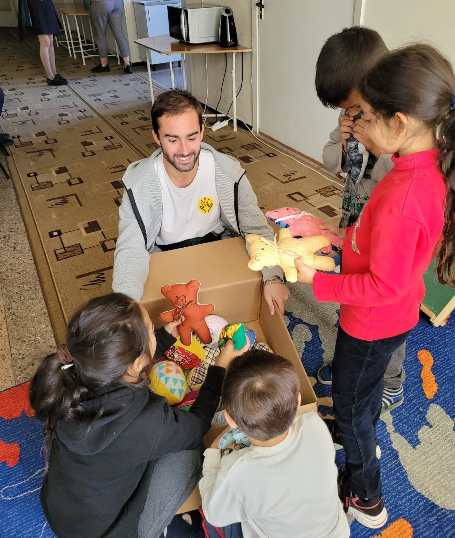  Edu, LHI’s Director of Field Operations in Moldova, distributes toys to Ukrainian refugee children. 