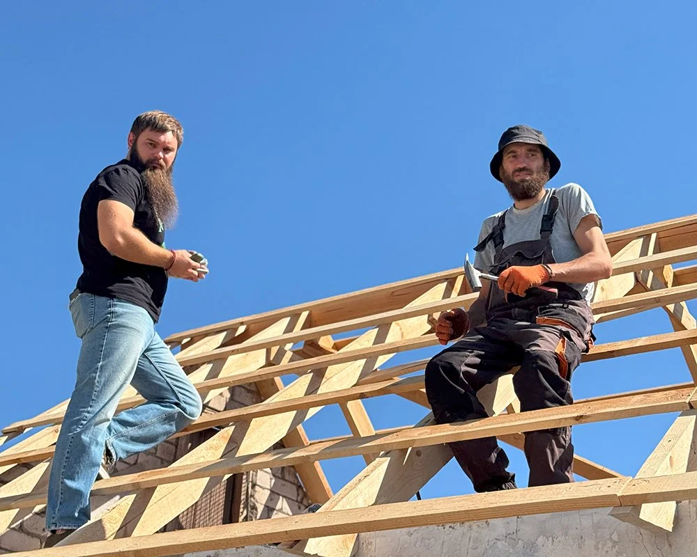  The repair team fixing a house’s destroyed roof. 