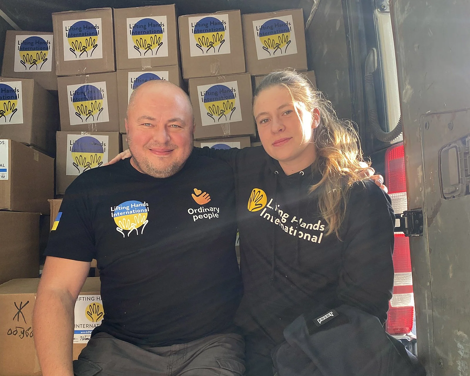  Anastasiia and Oleh, ready to deliver boxes of aid to the Donetsk region. 