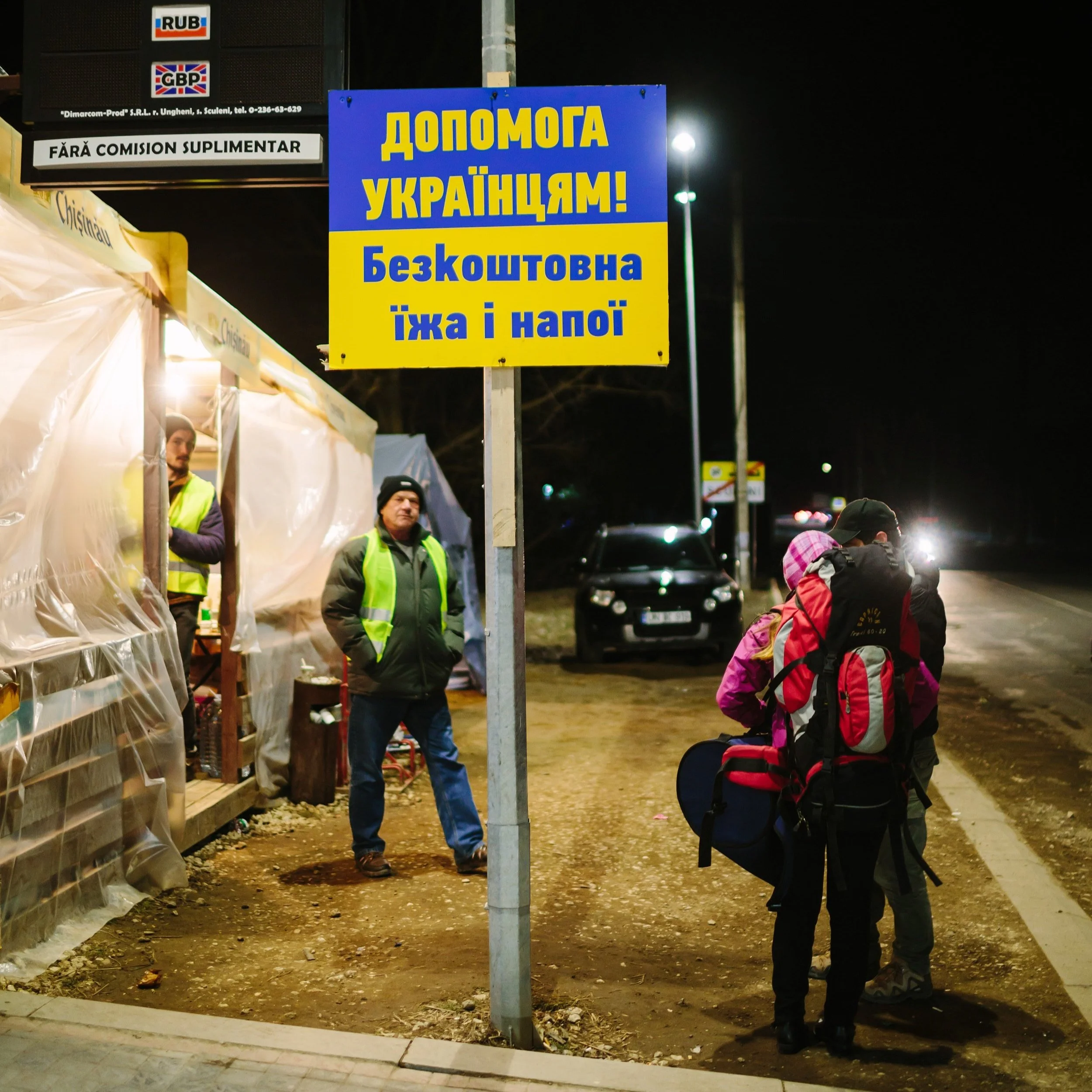   “Help to Ukrainians. Free food and drink.” Sign outside of pop-up transit shelter supported by LHI at a border crossing from Moldova to Romania.  