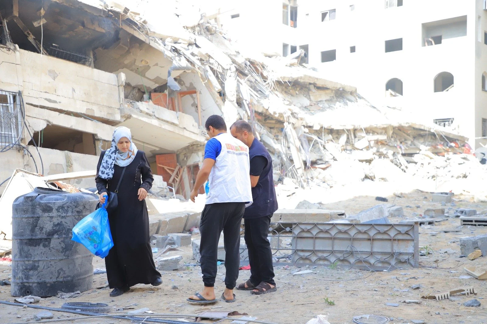  Representatives from our partner Middle East Children’s Alliance distribute aid to a Gazan mother whose family has been displaced. 