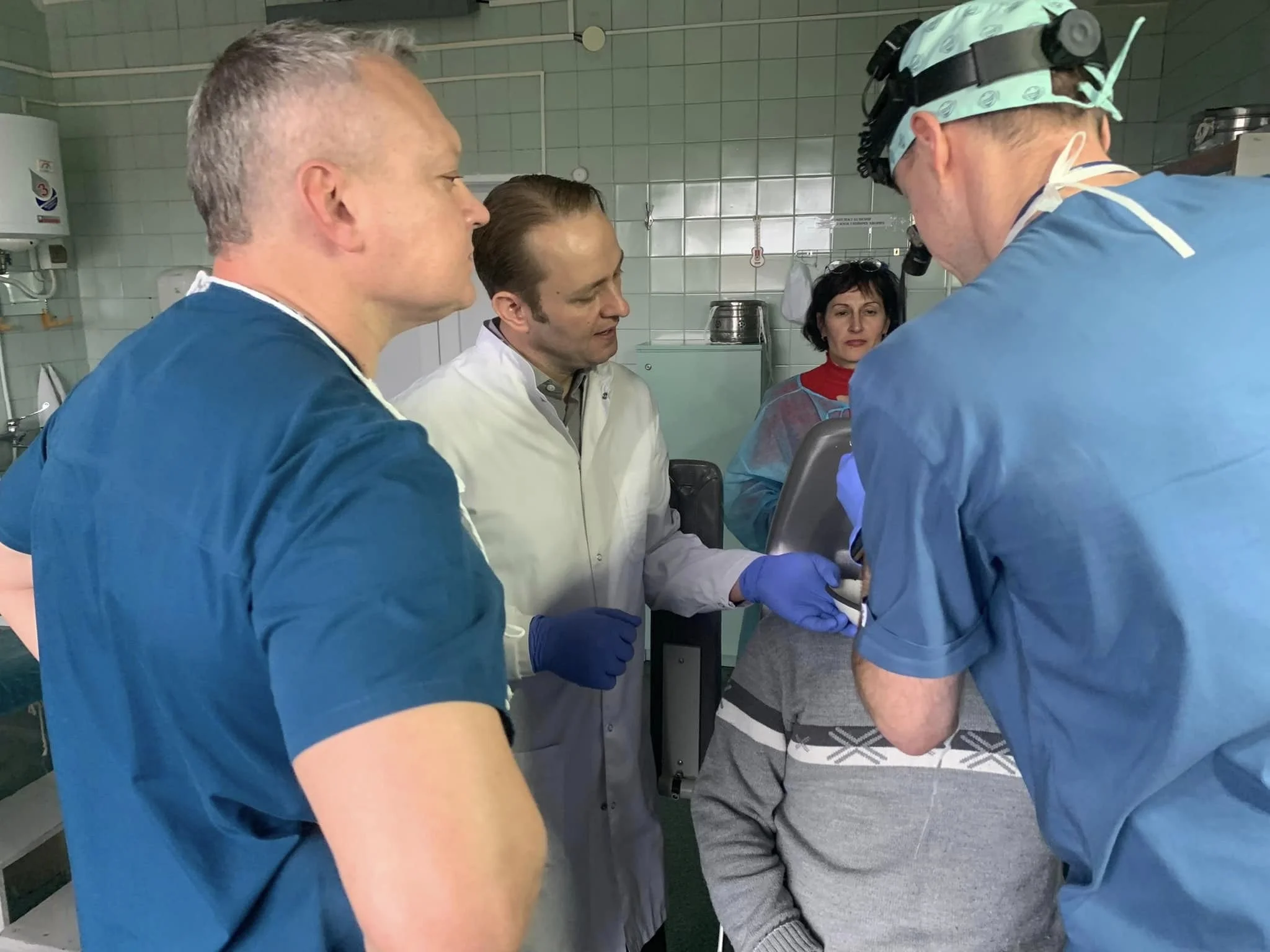 Dr. Aragon Ellwanger assesses a Ukrainian civilian badly injured by shrapnel. 