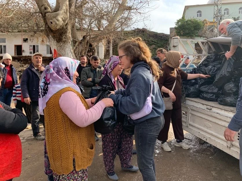  LHI founder and director Hayley Smith talks with a woman during a distribution of aid to earthquake survivors in Turkey. 