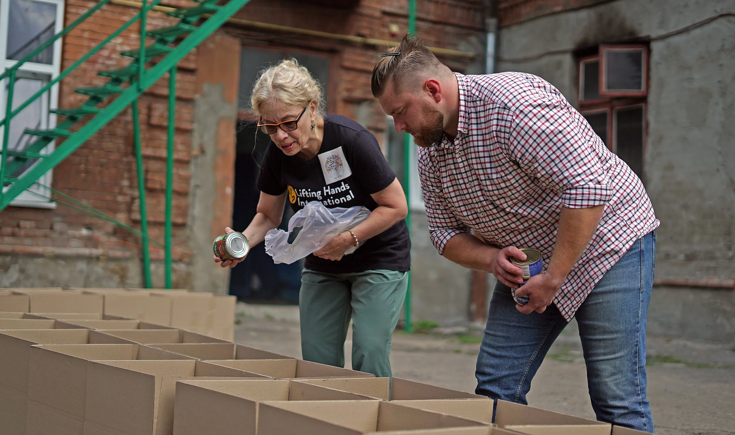  Mary helped prepare food boxes for distribution to displaced families in Ukraine. 