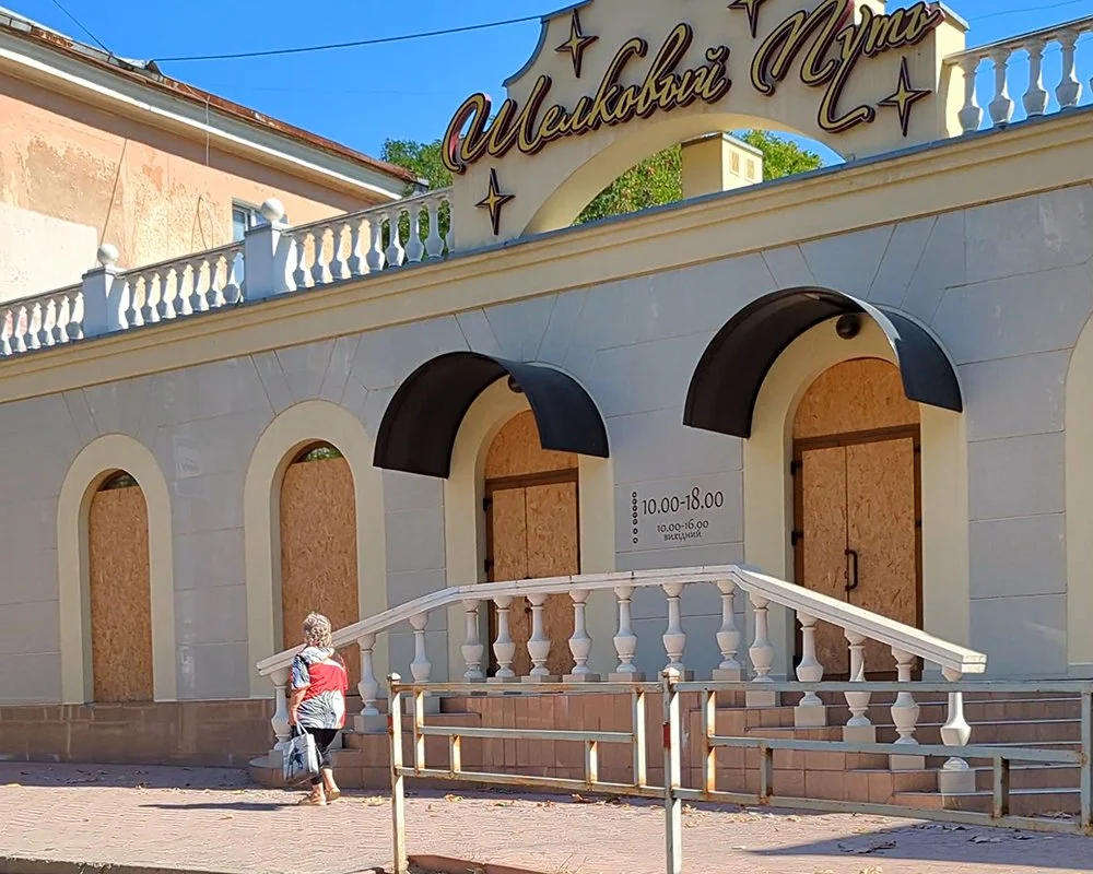  Many buildings and businesses have been boarded up and closed. 