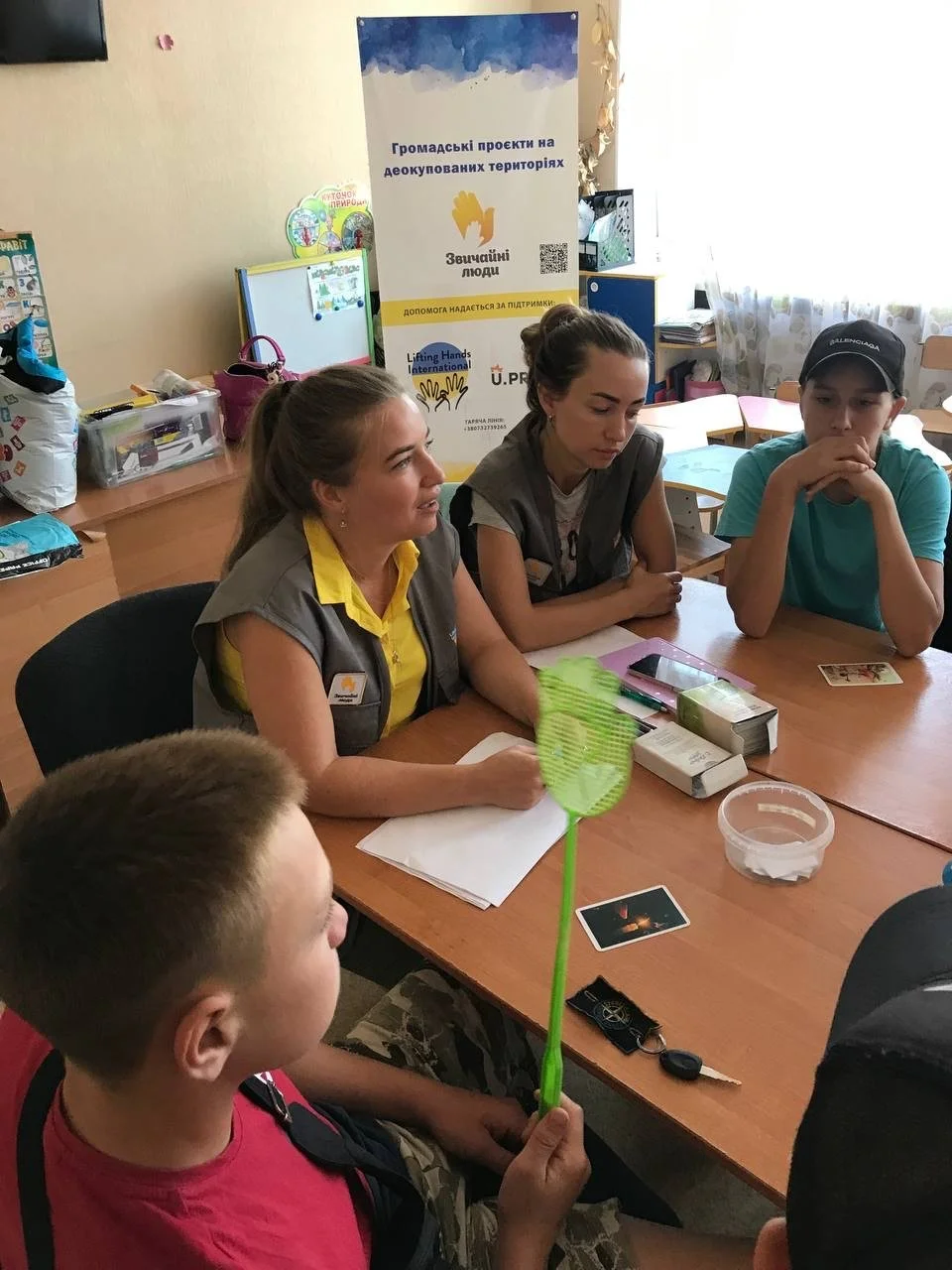  Teams of mobile psychologists visit de-occupied villages in Ukraine and lead group therapy sessions for children and adults. 