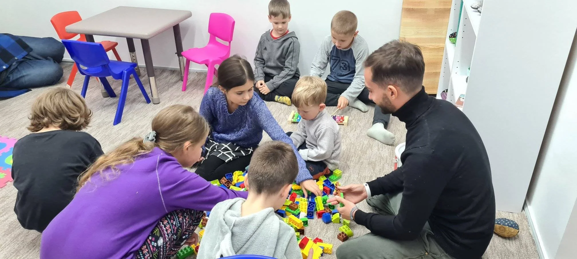  Edu spent some time playing with Ukrainian children sheltering in the dorms at university in Chisinau, Moldova. Edu got the idea to set up a playroom when he saw the children playing in the narrow corridors during an aid distribution. 
