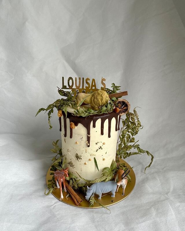 Rustic jungle tall cake for Louisa&rsquo;s 21st 🌿🐆🦒🦓