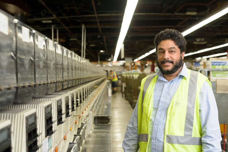 A worker next to the sorting line.