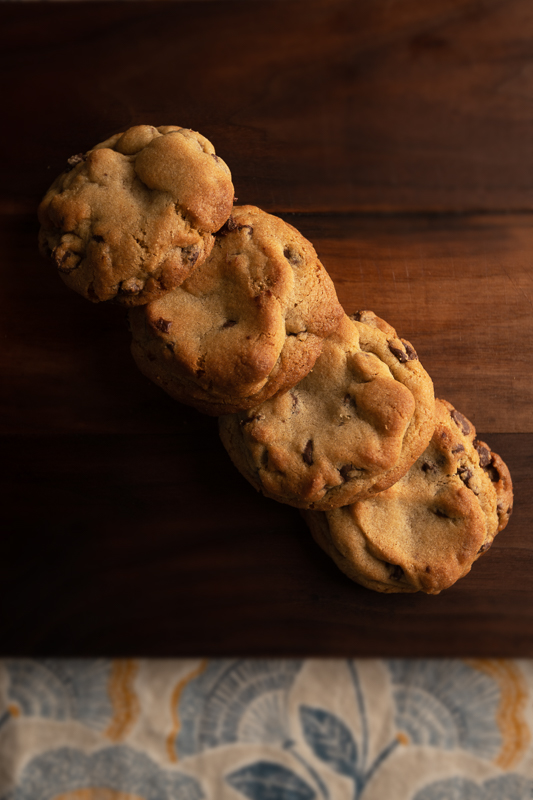 A diagonal row of cookies. © Robert Lowdon
