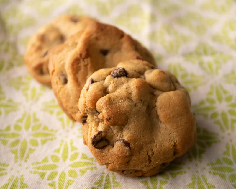Cookies in a diagonal line. © Robert Lowdon