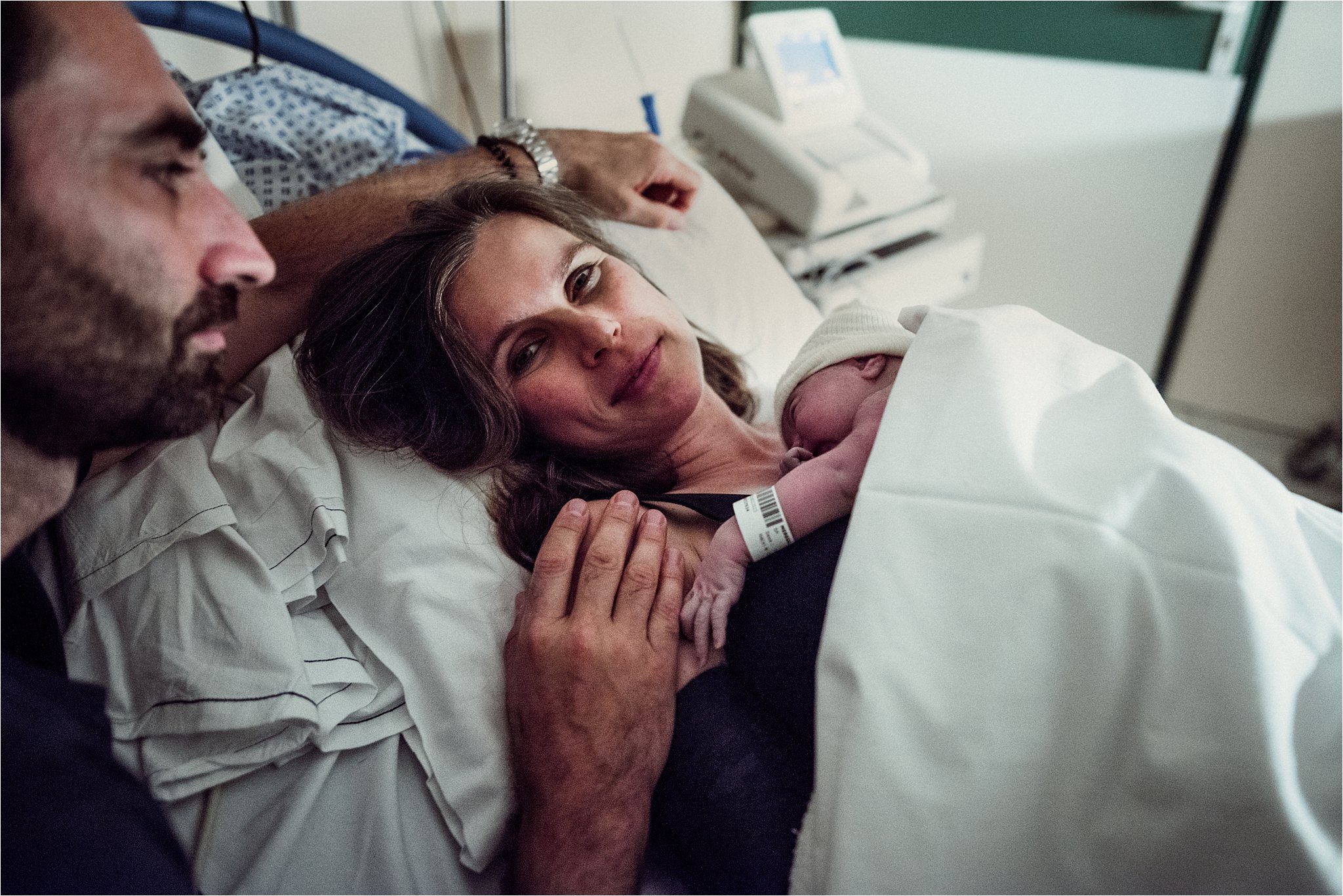 J + G + L accouchement REPORTAGE PHOTO bébé bebe naissance accouchement |  PHOTOGRAPHE naissance accouchement PARIS  | FREYIA photography | photographe | maternité accouchement à domicile dans  (Copy)