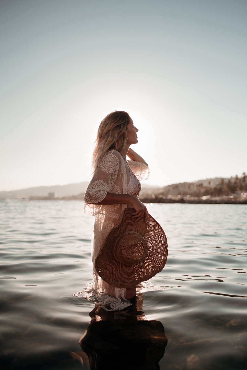 E seance photo grossesse dans la mer eau a cannes |  photographe maternite femme enceinte frejus cote d azur nice cannes saint raphael grasse cannes sainte maxime saint tropez monaco var 83 alp (Copy)