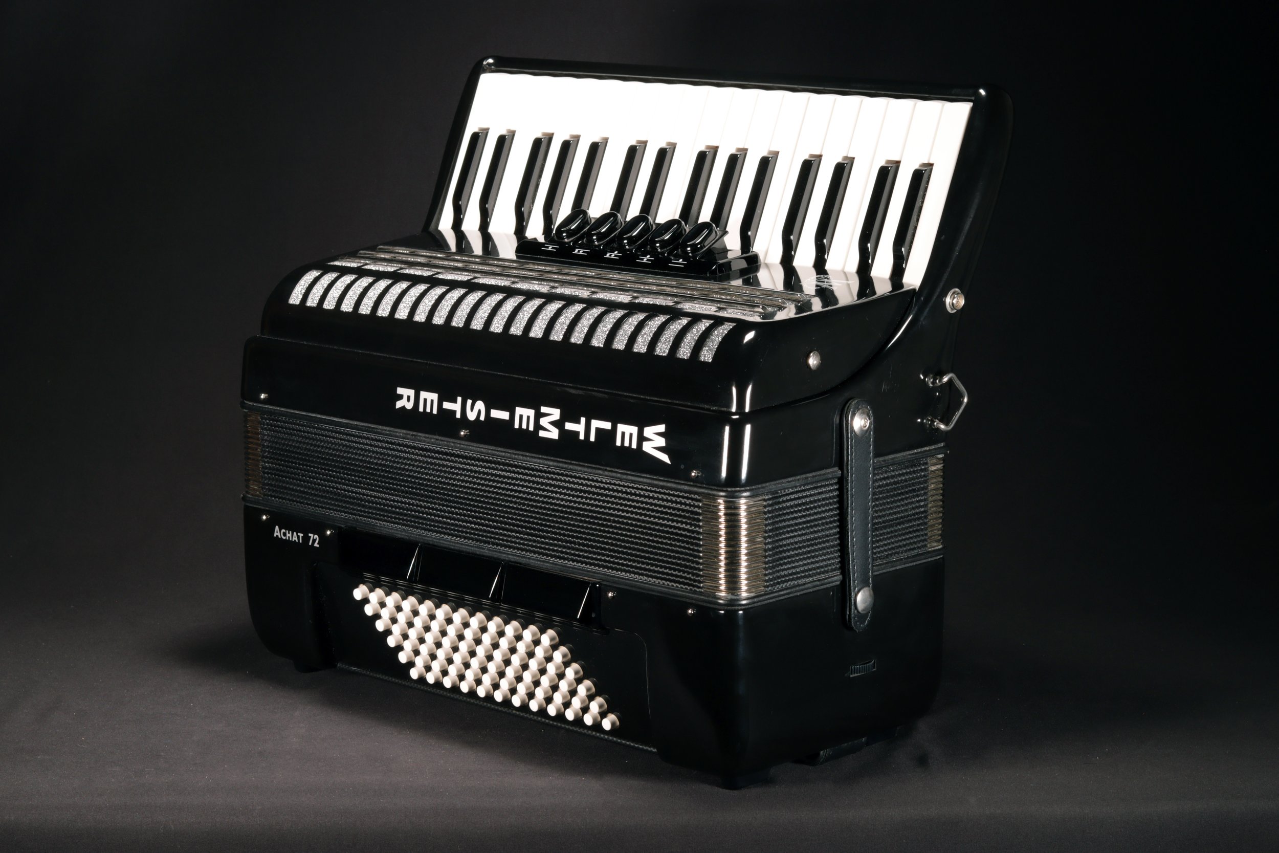 -WeltmeisterAchat72_Black_RIGHT(edited).jpg