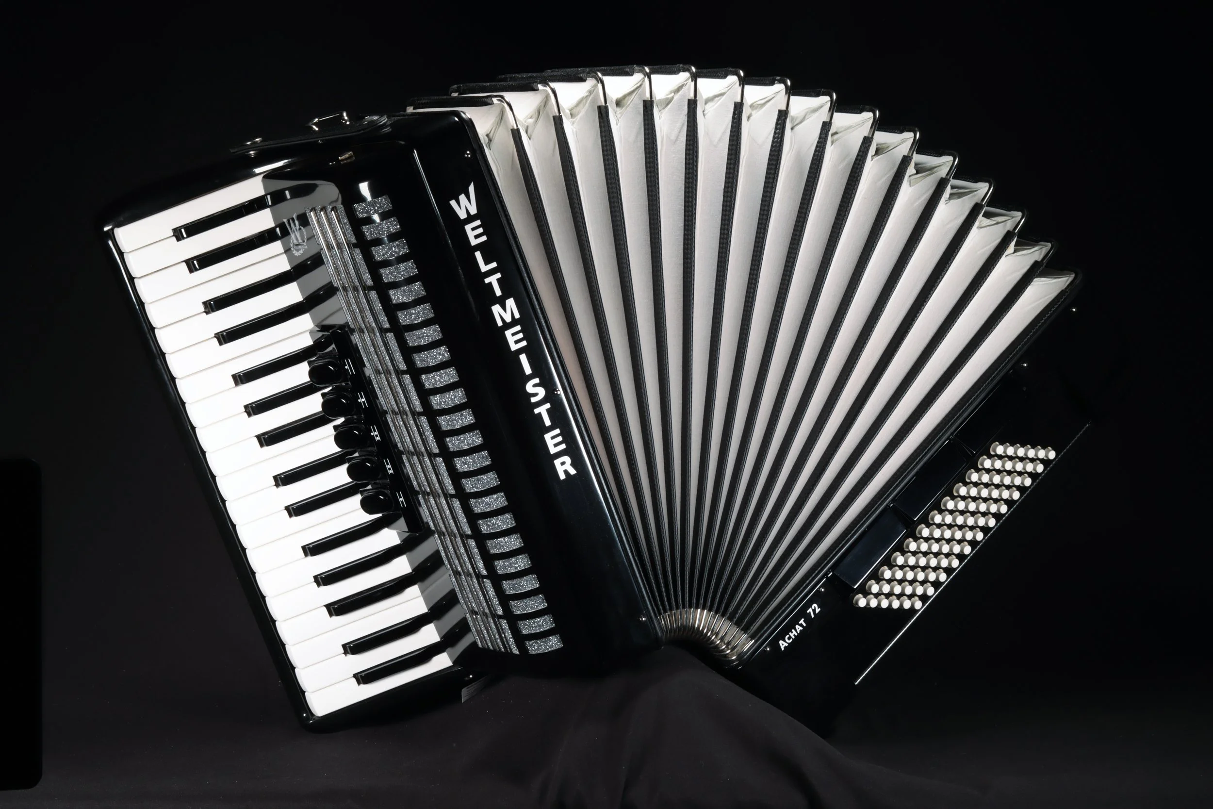 -WeltmeisterAchat72_Black_OPEN(edited).jpg