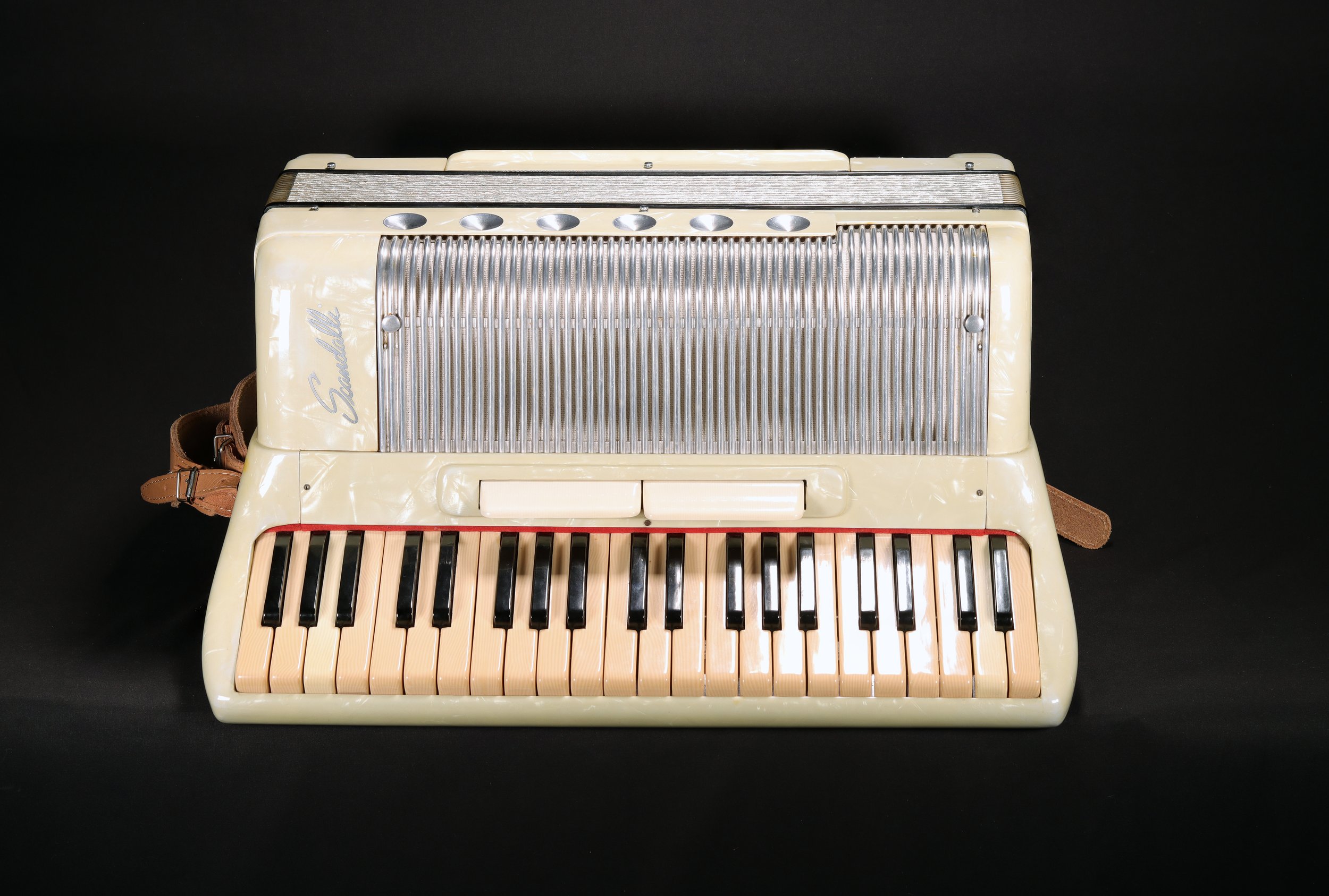 -Scandalli_CreamRetro_KEYBOARD(edited).jpg