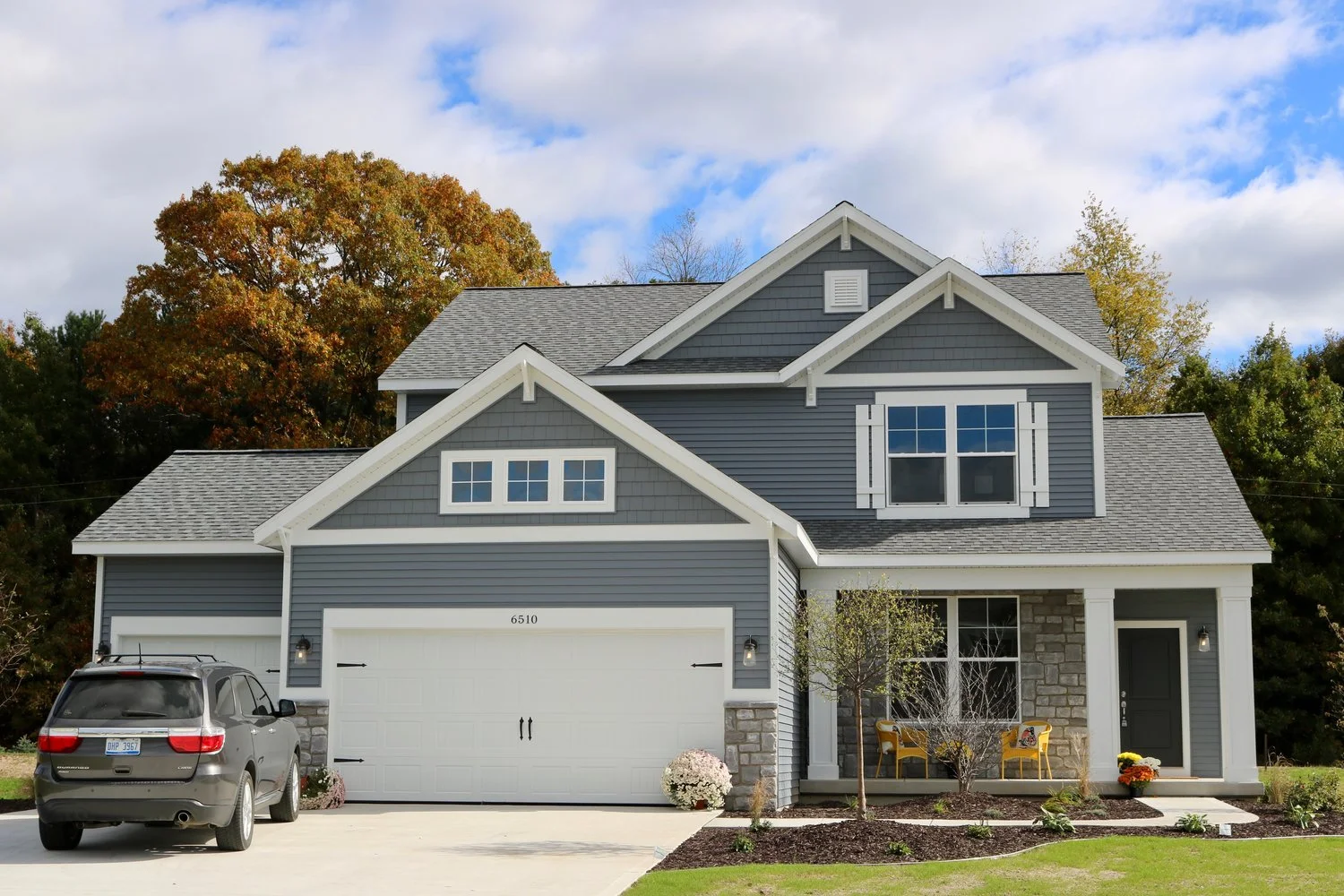 CertainTeed Landmark Moire Black Shingles, Plygem Vinyl D4/Shake & CertainTeed Mainstreet Flagstone & Cut Cobblestone with Lime Sills