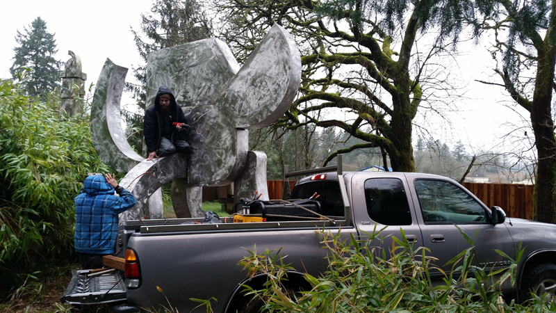 And now it begins: the crew starts the process of cutting the sculpture apart.