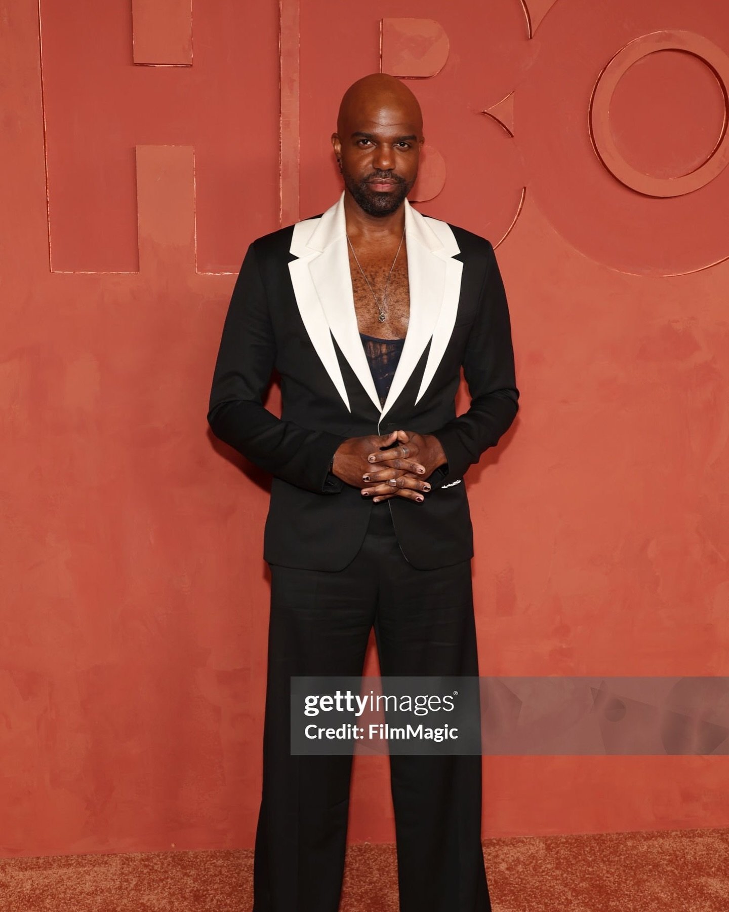 It was such a pleasure doing grooming on @carlclemonshopkins for the Emmy awards, congratulations @hacks on the win for Outstanding Comedy Series 👏👏 We wanted to go for a natural look that would last all day into the night 🕺🏻 @onesize really help