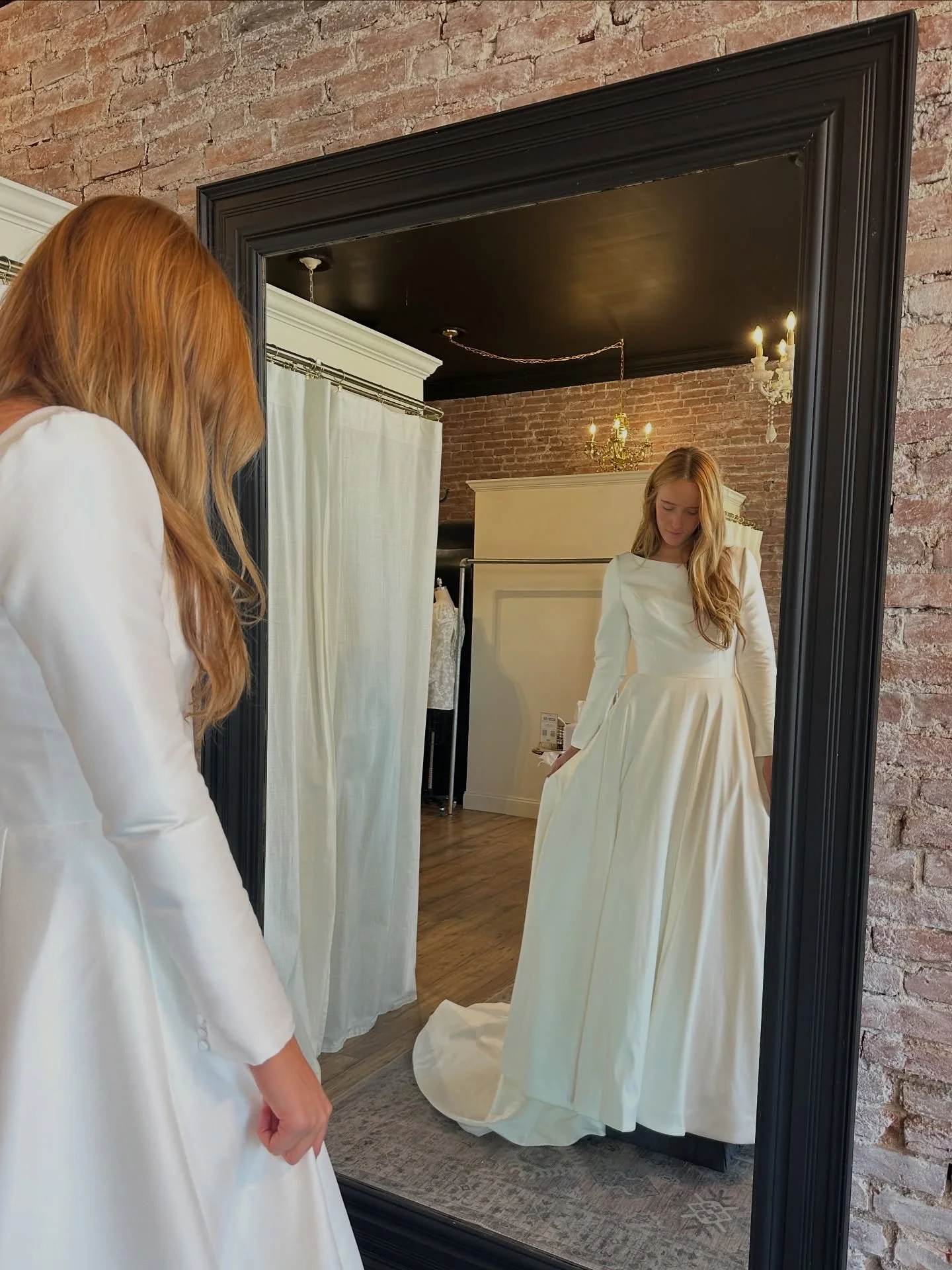 The beauty of modesty😍 this dress is simply perfection🕊️🤍

#modestweddinggown #beststlouisbridalshop #weddingdress #bridalconsultant #newarrivals #bridalinfluencer