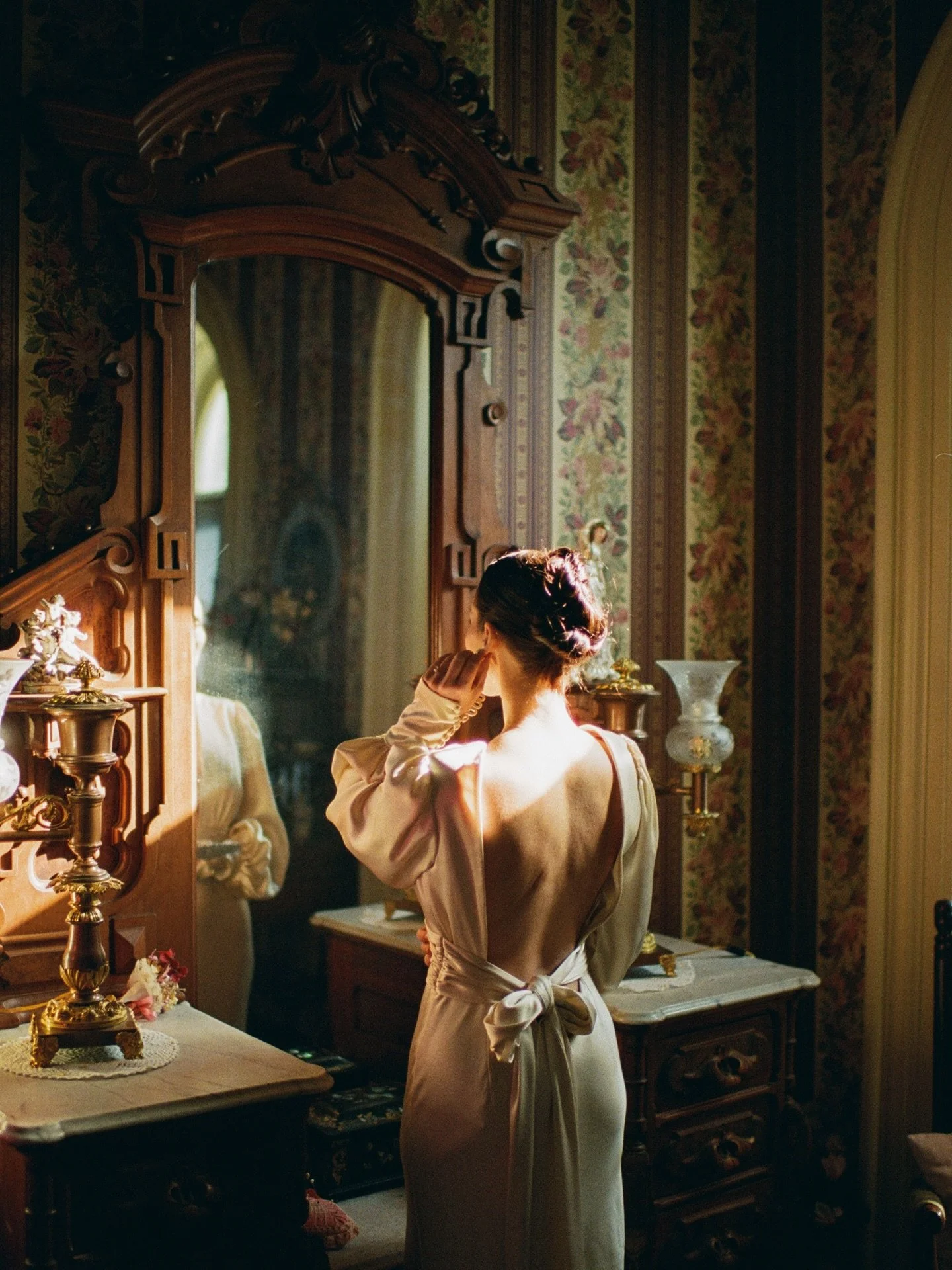 🦢🌹🏛️

Creative Direction/Planning: @jordangroverphoto  @zoewoodphotog 
Dress: @watters 
Florals: @grownbylove 
Hair and Makeup: @bam.mua.llc 
Model: @lauren.smiles 
Venue: @theoaklandhouse