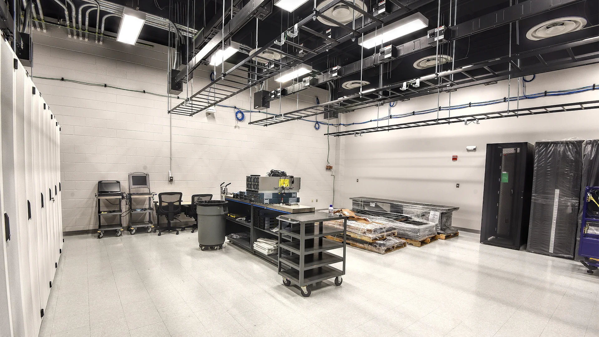 DataCenter_5651_edit_crop.jpg