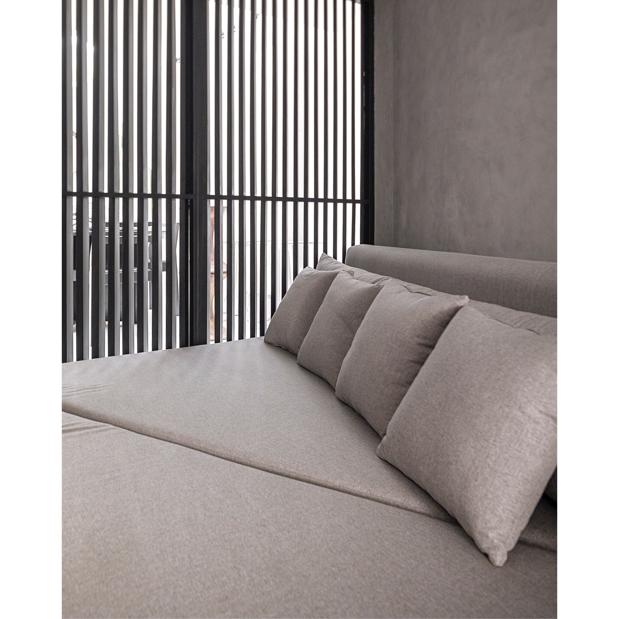 Las persianas negras no solo controlan la luz, sino que tambi&eacute;n la transforman en un espect&aacute;culo de l&iacute;neas luminosas 
.
.
.
#architecture #interiordesign #design #interiors
#inspiration #homedesign