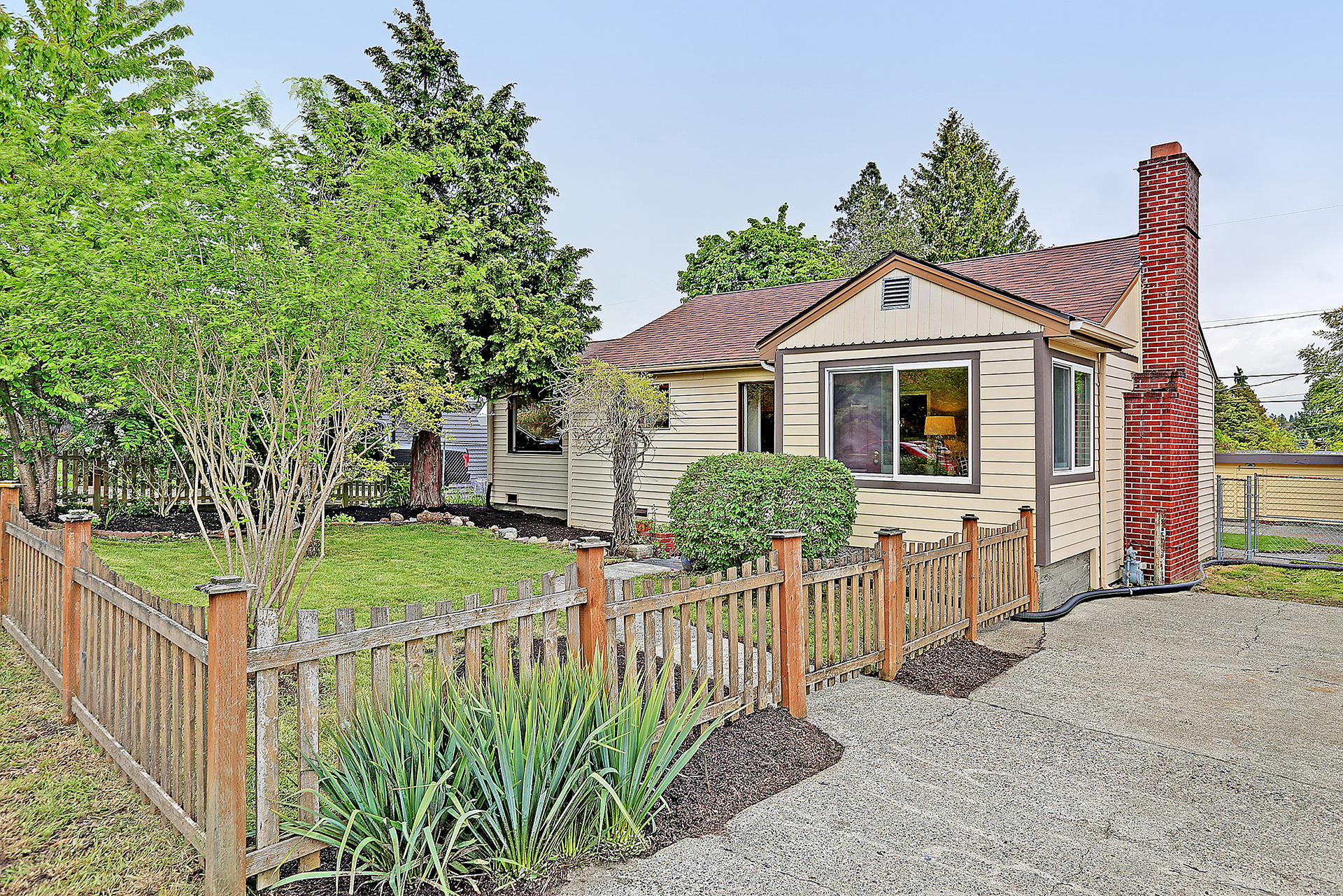 9020 32nd Ave SW, Seattle WA 98126 SOLD for $489,000 For more photos & information, click here.
