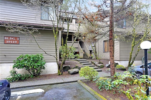 19119 Ballinger Way NE #102, Lake Forest Park WA 98155 SOLD for $256,000 For more photos & information, click here.