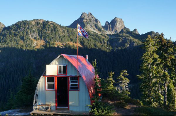 mountain-lake-hut-heli-adventure.png
