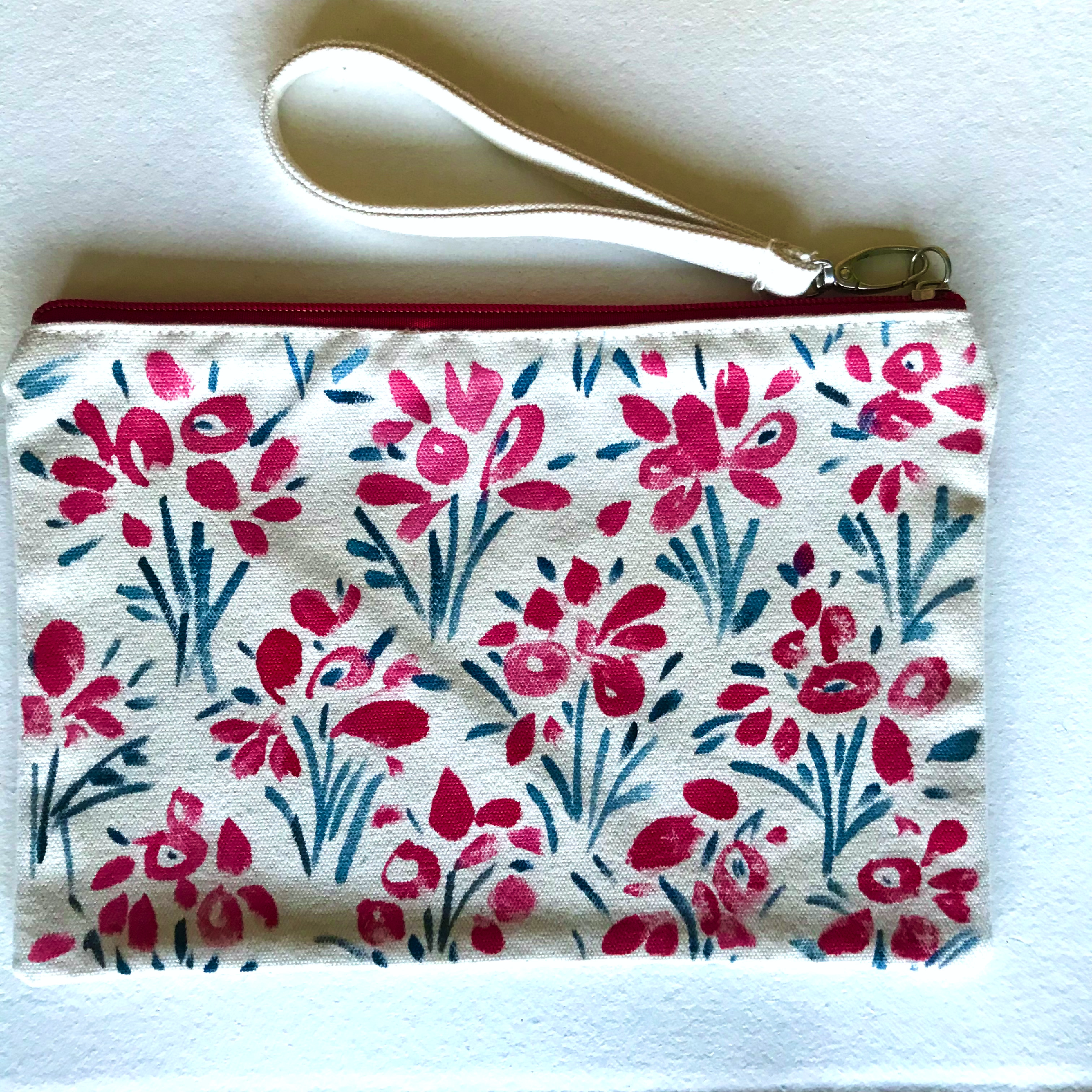 medium pochette, red zip, reverse.png