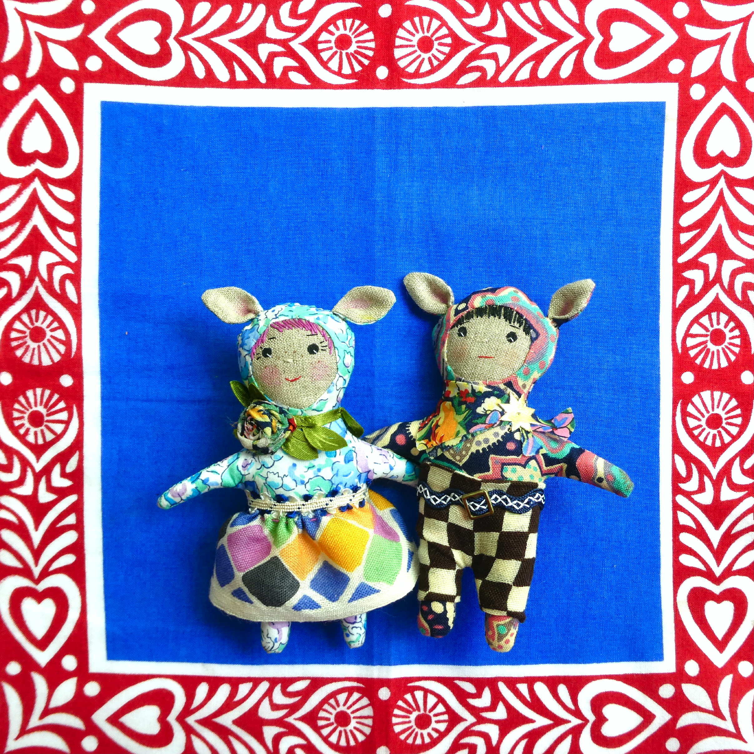 Fritzy and Mitzy : hankie.png