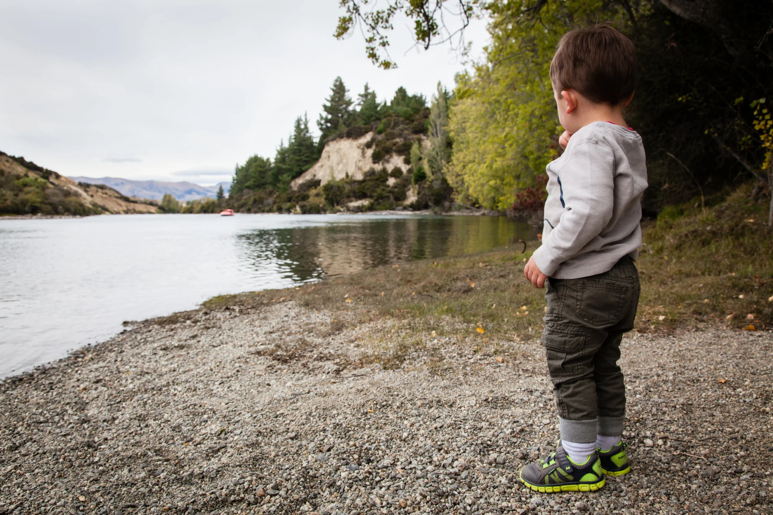 Checking out the jet boat while heading around Lake Wanaka on the Outlet track. A super simple walk with ample opportunities for rock throwing (just watch out for mountain bikers!). 