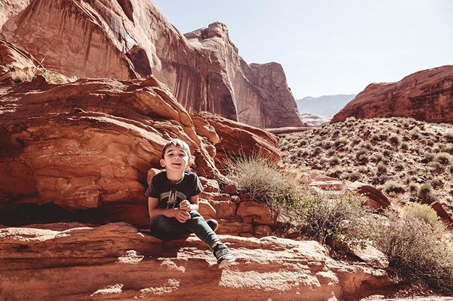 Desert hiking in #lakepowell earlier this month! #carraonealphotography #familyvacation #getoutside #childhoodunplugged