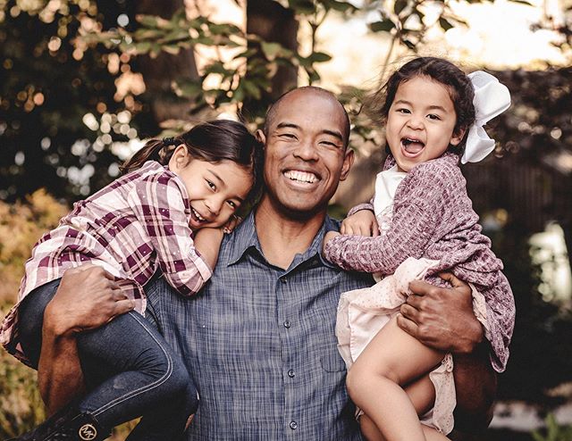 Fun with daddy! 😍 #familytime #holidayphotoshoot #carraonealphotography #childhoodmemories #daddydaughtertime