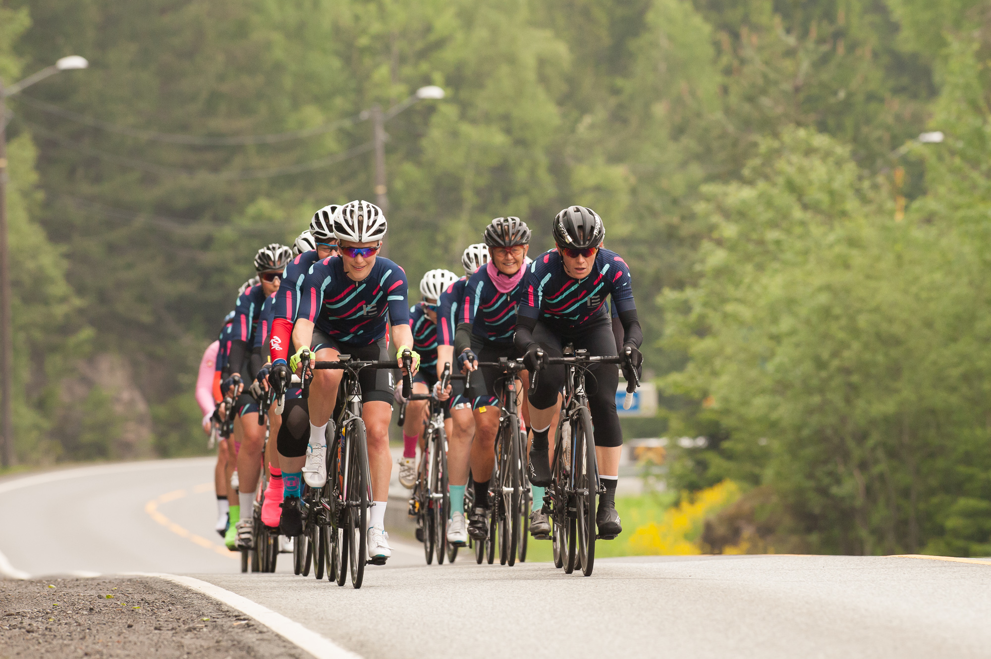 Foto: Helge Langen. Bildet er tatt under Tyrifjorden Rundt 2017 og i front sykler to av tre kapteiner (fra venstre): Heidi R. Sandstø og Malin Johansen. Sissel Vien i bakgrunnen.